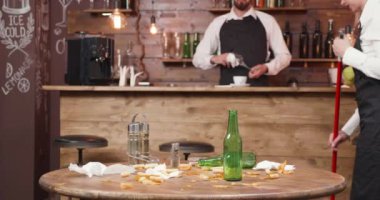 Tüm müşteriler ayrıldıktan sonra temizlik Restoran personeli