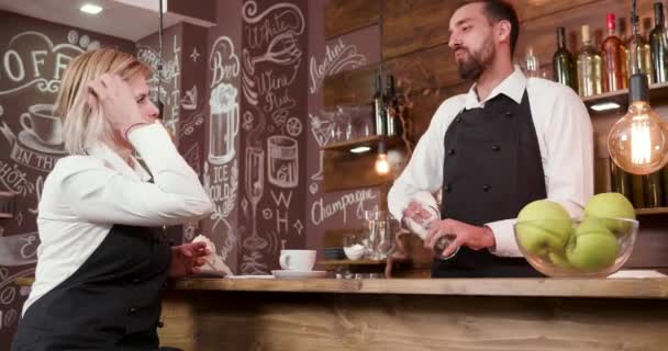 Slide shot de los trabajadores de restaurantes charlando después del trabajo — Vídeos de Stock