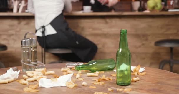 Potatischips, servetter och majs Ostbågar på ett träbord — Stockvideo