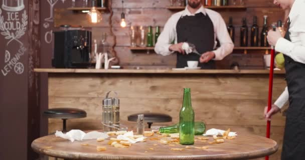 Restaurantmitarbeiter putzen, nachdem alle Kunden gegangen sind — Stockvideo