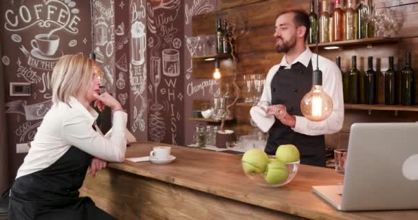 Personál restaurace po pracovním dni, relaxační a socializaci na baru — Stock video