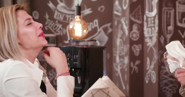 Laughts szőke női pincérnő, és élvezi a kávézó munka után — Stock videók