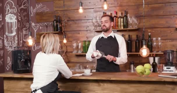 Barman, opowiadający historię do swego współpracownika, po pracy — Wideo stockowe