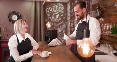 Bir erkek ve kadın iş işten sonra el atış