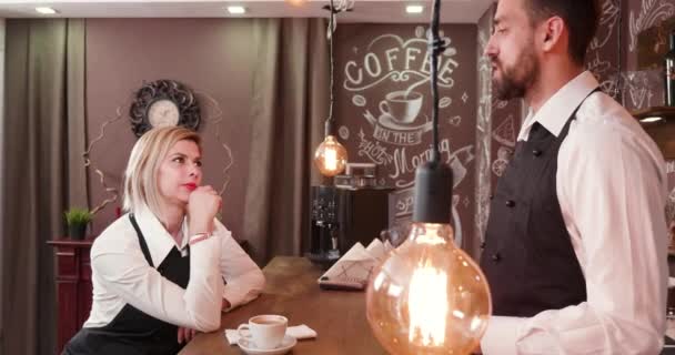 Працівники маленької кав'ярні чекають на клієнтів — стокове відео