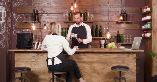 Allgemeine Aufnahme von Coffee-Shop-Mitarbeitern, die sich nach einem anstrengenden Tag entspannen — Stockvideo