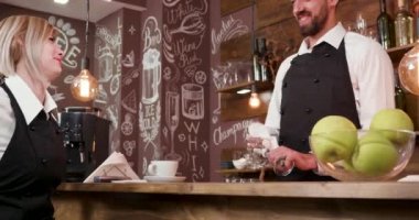 Sarışın güzel garson onun erkek arkadaşı için görüşmeler