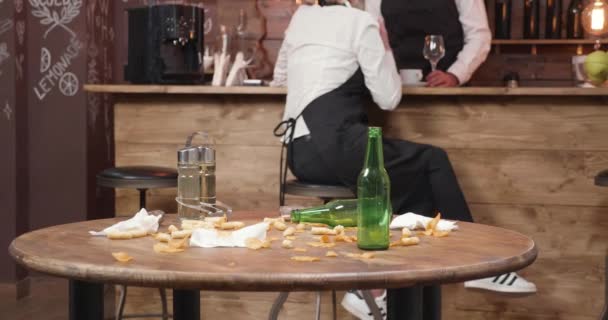 Грязный столик в ресторане после напряженного дня — стоковое видео