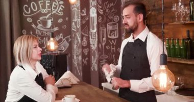 İş arkadaşlarınızla sohbet ve almak bir fren uzun bir gün önce