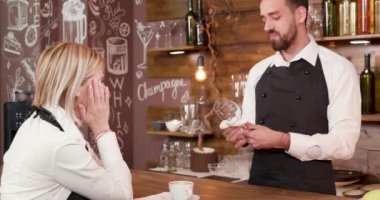 Güzel garson barda counter yakışıklı bir barmen konuşur