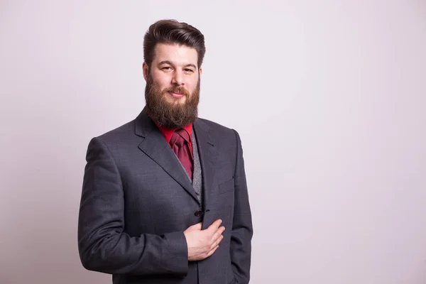 Homme barbu souriant avec veste de costume sur fond blanc — Photo