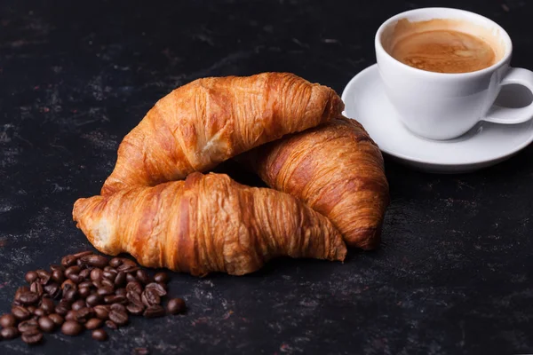 Snídaně s čerstvě upečenými croissanty a kávu — Stock fotografie