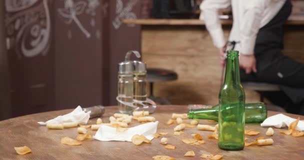 Botellas vacías en una mesa de restaurante sucia después de que los clientes se fueron — Vídeos de Stock