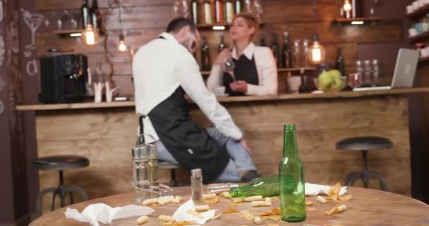 Restaurant personeel hun plichten verwaarlozen na restaurant is gesloten — Stockvideo
