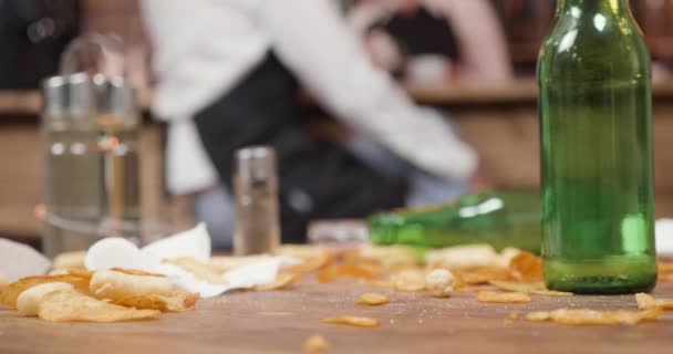 Potatischips på ett smutsigt bord i en liten restaurang — Stockvideo