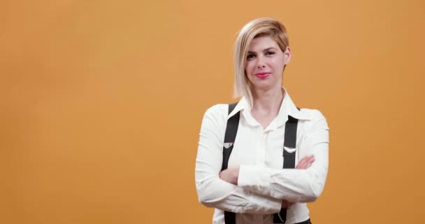 Portret van stijlvolle blonde vrouw die lacht op de camera — Stockvideo