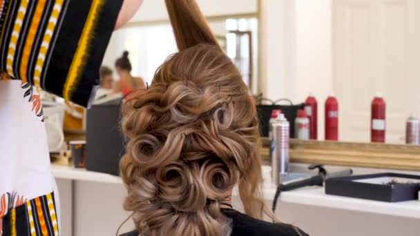 Peluquería trabajando en el cabello de un cliente — Vídeos de Stock