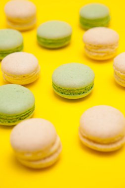 Yeşil çay ve vanilya macaroons lezzet sarı arka plan üzerinde