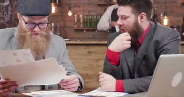 İş ortakları onların şirket sonuçlarını iyimser