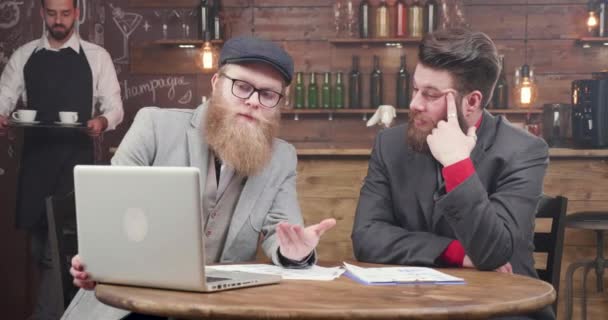 Deux hommes d'affaires prennent leur café lors d'une conversation importante dans un café — Video