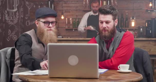 Starten van een video-vergadering terwijl in een kleine koffieshop freelancers — Stockvideo