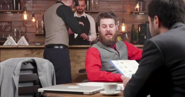 Casual zakelijke bijeenkomst in een lokale koffieshop — Stockvideo