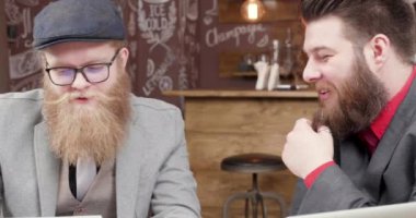 Genç, iyi görünümlü serbest gayri resmi bir atmosfere Toplantı