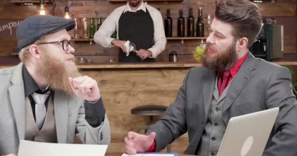Hezky vypadající kluci mají konverzaci v krásný malý bar — Stock video