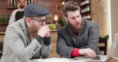 Dizüstü bilgisayar ekranına bakarak ve verileri karşılaştırarak iki serbest