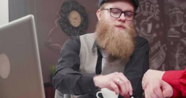 Bir beyin fırtınası oturumu sırasında şık genç sarışın adam