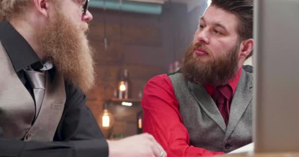 짧은 머리와 온라인 대화를 하는 동안 그의 친구와 긴 수염으로 잘생긴 남자 — 비디오