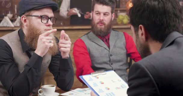 Bärtige Hipster-Männer bei einem lässigen Geschäftstreffen — Stockvideo