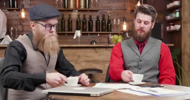 Бизнесмены после встречи в ресторане, оплачивающем кофе — стоковое видео