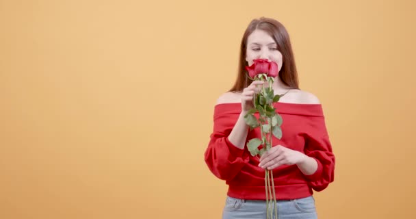 Mädchen ist sehr aufgeregt, nachdem sie Rosen von einem heimlichen Verehrer erhalten hat — Stockvideo