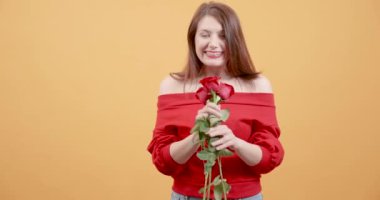 Bir buket çiçek aldıktan sonra Joyfull genç kız