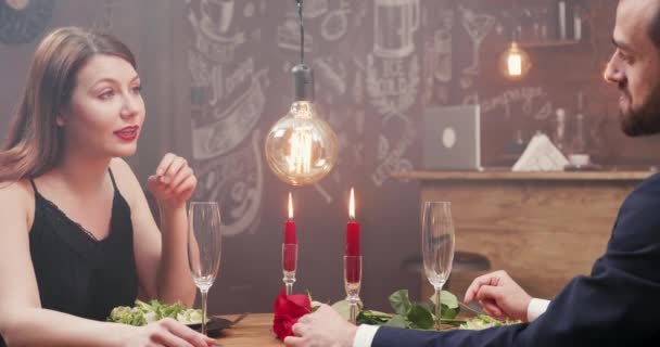 Aantrekkelijk meisje op een date met haar vriendje op zoek gelukkig — Stockvideo