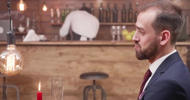 Jonge man met een gesprek met zijn date — Stockvideo