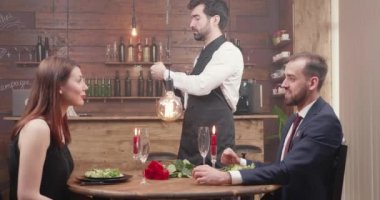 Bir şişe şampanya ve mantar açılış garson uçar