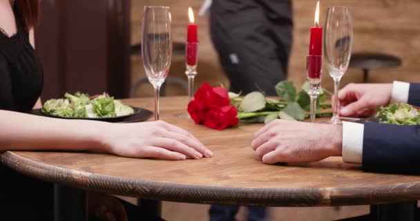 Bir erkek ve kadının detaylı çekim dokunmaktan ve tutan eller — Stok video