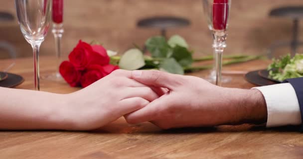 Pasangan muda bersentuhan tangan dengan kasih sayang dan perhatian — Stok Video
