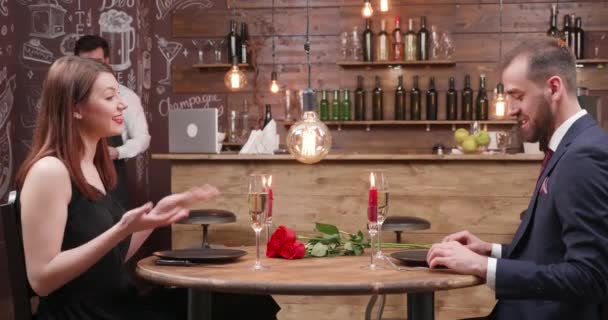 Официант подает салат молодой паре на свидание — стоковое видео