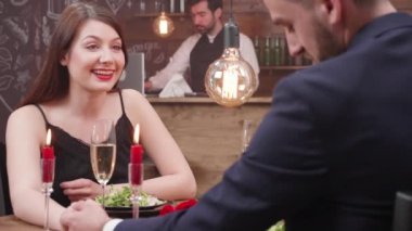 Genç bir adam için güzel bir kız evlilik teklif