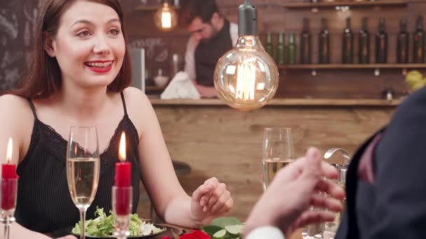 Krásná, mladá dívka je překvapen, když její přítel, aby návrh — Stock video
