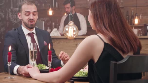 Jovem recebendo uma proposta de casamento em uma data de jantar — Vídeo de Stock