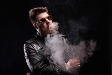 Siyah arka planda şık gözlüklerle sakallı rocker