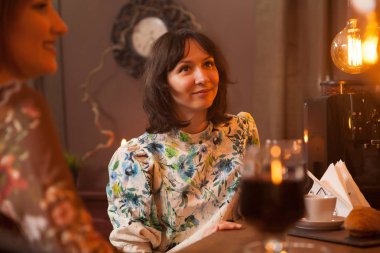 Sevimli genç kadın seyir mutlu içinde bir Vintage pub