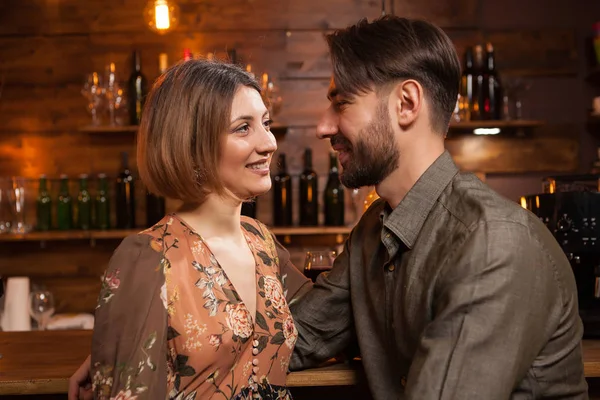 Junger Mann lacht, während er seiner Frau in die Augen schaut — Stockfoto