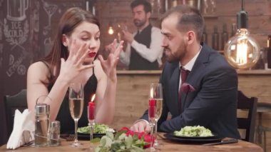 Kızgın kız arkadaşı onun erkek arkadaşı hile ve romantik bir tarihte onu tokatlıyor bulur