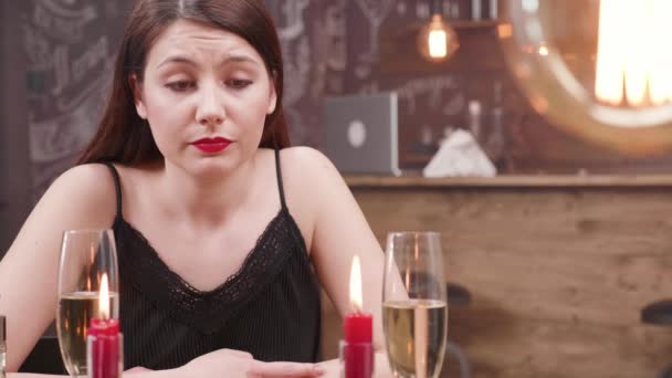 Несчастная молодая женщина, обманутая своим парнем — стоковое видео