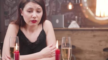 Kamera bakıyor üzgün yüzü ile genç bir güzel kız portre